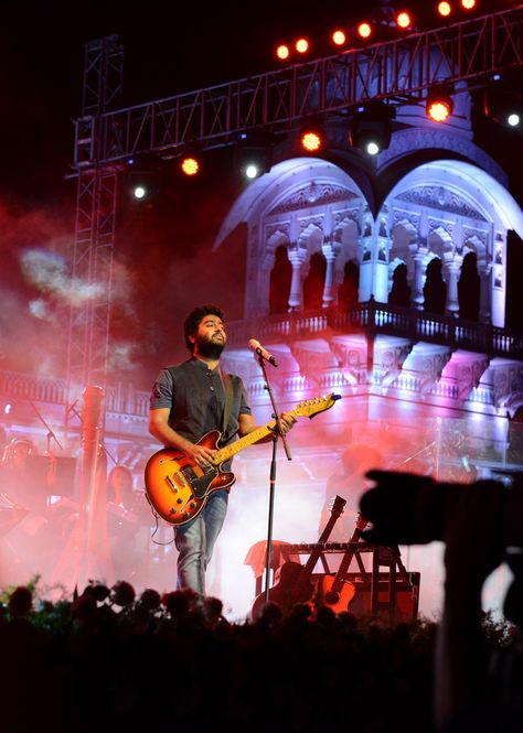 Rajasthan Diwas - Bollywood sensation Arijit Singh with his majestic voice stunned the public humming and singing his melodious hit songs. Arijit Singh Concert Aesthetic, Arijit Singh Wallpaper, Arijit Singh Concert, Arijit Singh Aesthetic, Rajasthan Diwas, Arijit Singh Photos New, Bollywood Singers, Mobile Wallpaper Hd, Bollywood Movie Songs