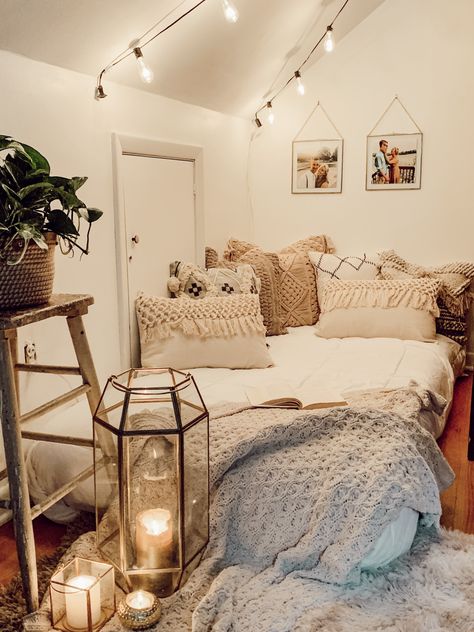 Create your own cozy corner. Corner Bed Ideas, Bedroom Ideas For Couples Cozy, Very Small Bedroom, Small Bedroom Ideas For Couples, Cozy Small Bedrooms, Corner Bed, Pillows And Blankets, Fall Bedroom Decor, Bed In Corner