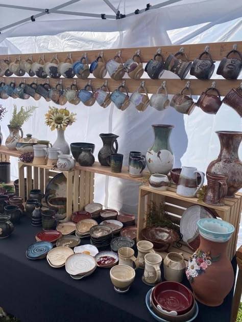 Farmers Market Pottery Booth, Art Fair Display Show Booth, Pottery Art Show Display, Pottery Sale Display, Pottery Stand Fair, Vendor Booth Display Ideas Pottery, Pottery Booth Set Up, Ceramic Sale Display, Mug Vendor Display