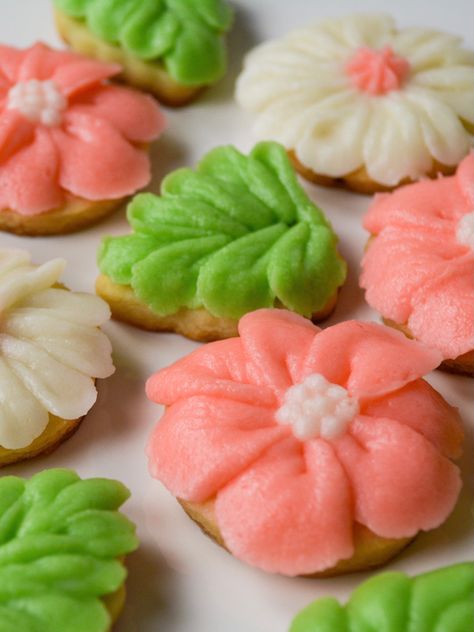 Easy Spring Cookies, Flower Cookie Bouquet, Cookie Piping, Cookies Bouquet, Flower Cookies Bouquet, Spring Flower Cookies, Pumpkin Cookies Decorated, Cookie Flowers, Piping Tutorial