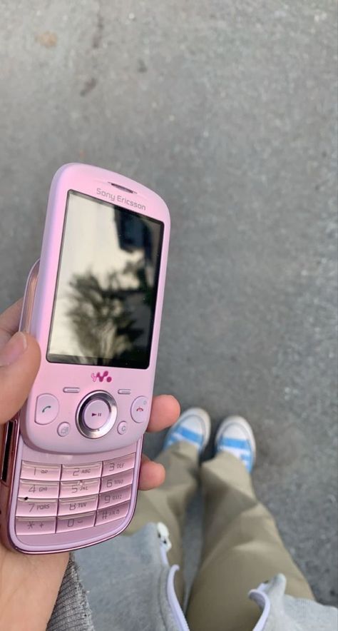 2000s Phone, Allison Reynolds, Button Mobile, Flip Phone Aesthetic, Y2k Core, 2000 Aesthetic, All For The Game, Corset Fashion Outfits, Pink Mobile