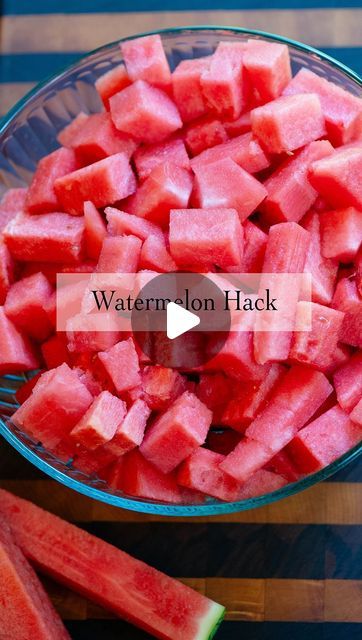 Misty Tannery on Instagram: "Watermelon Hack Summer 2024! Place a cooling rack in the bottom of a bowl or a pan and then add cubed watermelon. This way the bottoms don’t get mushy as fast!  How to choose a watermelon?! First feel- you want it to be heavy. That means more water. Then look for a yellowish side where it sat on the ground and ripened. Look for long brown lines where bees pollinated. And you want a tiny stem end. These tips will help you have a juicy ripe watermelon!  Do you have another tip?! Please share below!!   #learneditfrommymom #watermelon #kitchenhack #fruit #foodie #recipes #slicing #fruitstorage #yummy #summer #summerfood #foodstorage #watermelons #kidfriendly #kidfriendlyfood" Ways To Slice Watermelon, Watermelon Slicing Ideas, Watermelon Fruit Roll Up, How To Slice Watermelon, Watermelon Display Ideas, Fried Watermelon Recipe, How To Cut A Watermelon, Cube Watermelon, How To Store Watermelon