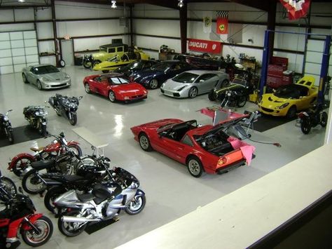 Austins man cave/Huge car garage Car Warehouse, Jeep Rims, Garage Goals, Man House, Underground Garage, Cool Garages, Ultimate Garage, Toy Garage, Dream Car Garage