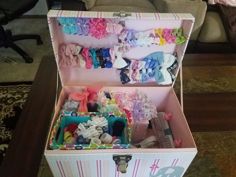 Used an empty box for the head bands, a small dollar store creat for the hair ties, and small paper rolls for the bows. All put together into a baby chest box. Very organized and all in one place. Hair Tie Organization, Hair Tie Organizer, Tie Organization, Organizing Hair Accessories, Head Bands, Paper Rolls, Organization Boxes, Hair Tie, Dollar Stores