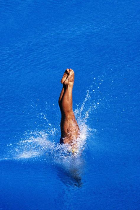 Springboard Diving Aesthetic, Diving Into Water Drawing, Springboard Diving, Olympic Diving, High Diving, Scuba Diving Tank, Diving Springboard, Fisher Woman, Swimming Underwater