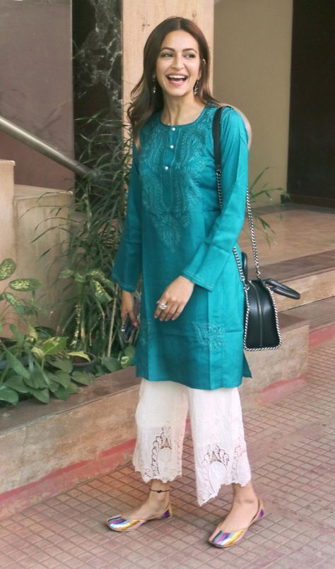 Chickenkari Kurti With Jeans, Stylish Kurtis Design, Celebrity Casual Outfits, Simple Kurta Designs, Pakistani Fashion Casual, Casual Indian Fashion, Desi Fashion Casual, Casual College Outfits, Pakistani Dresses Casual