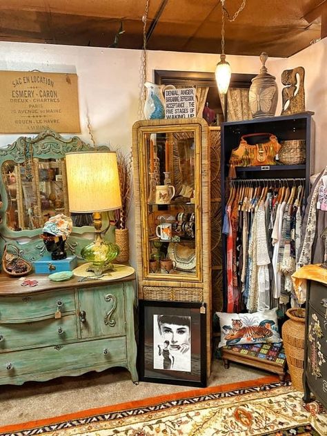 Diy Dressing Room Boutique, Antique Shop Booth Display Ideas, Boho Booth Display Flea Markets, Boho Antique Booth, Resale Boutique Ideas, Vintage Clothing Shop Display, Thrift Shop Design Ideas, Small Vintage Shop, Vintage Clothing Display Ideas