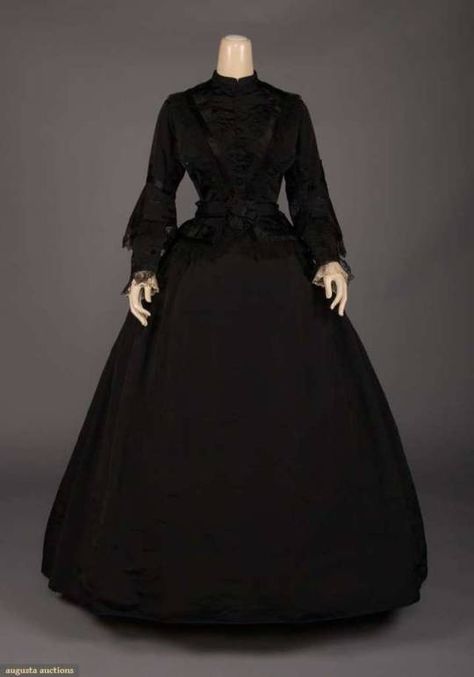 1860s Dresses, Boned Bodice, Couture Outfits, Old Dresses, Clothing And Textile, Vintage Couture, Textiles Fashion, Historical Dresses, Band Collar