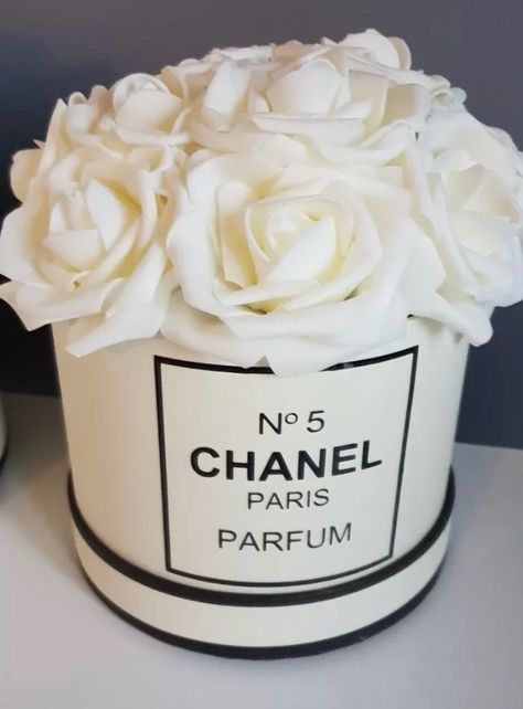 Chanel flower arrangement, I’m really pleased with this it’s in my Sitting room Chanel Bedroom, Coco Chanel Party, Chanel Room, Chanel Birthday Party, Chanel Cake, Chanel Birthday, Chanel Flower, Chanel Decor, Rosen Box