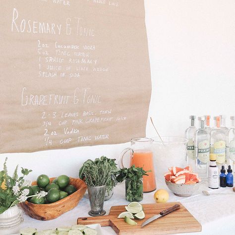 Gin And Tonic Bar, Diy Wedding Bar, Vodka Tonic, Wit And Delight, Drink Bar, Gin Bar, Diy Drinks, Pink Fruit, Wu Tang Clan