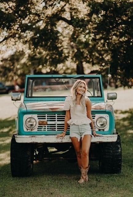 Pictures With Old Cars, Photoshoot Ideas Country, Cowgirl Senior Pictures, Sunday Posts, Senior Photoshoot Ideas, Country Photoshoot, Senior Sunday, Senior Day, Senior Photo Poses