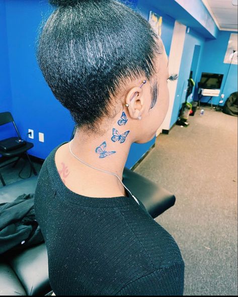 Neck Tattoos Women Black, Black Girls Tattoos, Blue Ink Tattoos, Butterfly Neck Tattoo, Side Tattoos Women, Places To Get Tattoos, Girls Tattoos, Tattoos Aesthetic, Stomach Tattoos Women