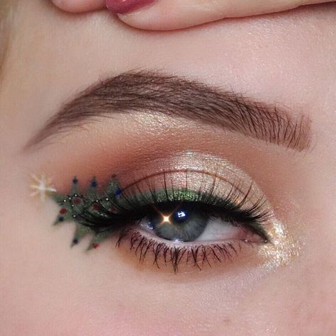 Christmas Tree Makeup, Green Eyebrows, Tree Makeup, Christmas Eyeshadow, Christmas Eye Makeup, Body Details, Christmas Makeup Look, Holiday Makeup, Christmas Makeup