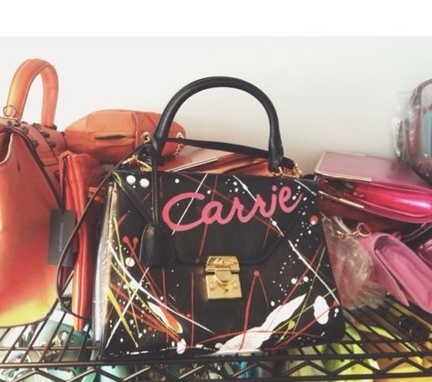 I want the Carrie diaries purse ! 80’s Aesthetic, Off With Their Heads, Dads Room, The Carrie Diaries, Costume Bags, Carrie Bradshaw, Classy And Fabulous, Retro Chic, Coach Swagger Bag