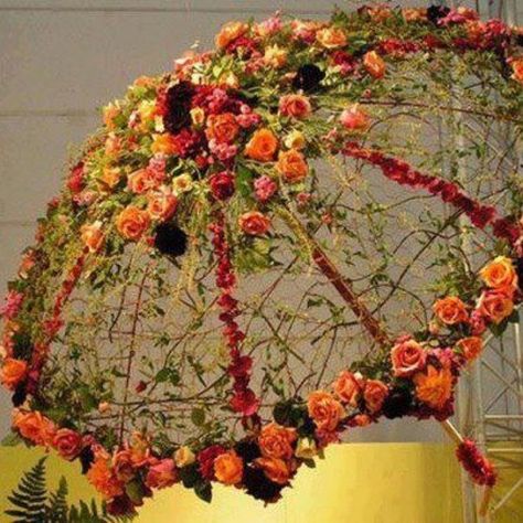 Beautiful, blooming umbrella. فن النسيج, Floral Umbrellas, Umbrella Decorations, Decoration Evenementielle, Umbrellas Parasols, Deco Floral, Arte Floral, Ikebana, Garden Art