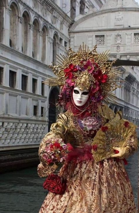 ♔ Le Grand Bal Masqué de Venise Venetian Ball Gown, Venetian Fashion, Feminine Voice, Venetian Costumes, Masquerade Outfit, Venice Carnival Costumes, Costume Venitien, Venice Mask, Venetian Carnival Masks