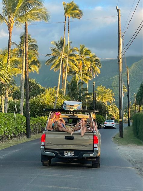 Summer Vacation With Friends Aesthetic, Island Lifestyle Aesthetic, Living On An Island Aesthetic, Hawaii Pic Ideas, Island Living Aesthetic, Hawaii Trip Aesthetic, Vacation With Friends Aesthetic, Living In Hawaii Aesthetic, Hawaii With Friends