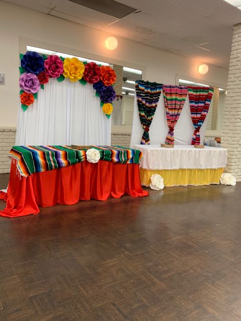 Mexican Main Table Decorations, Mexican Theme Centerpieces Ideas, Mexican Fiesta Party Decorations, Vintage Mexican Wedding, Grad Party Theme, Mexican Theme Party Decorations, Mexican Inspired Wedding, Mexican Wedding Cake, Mexican Baby Shower