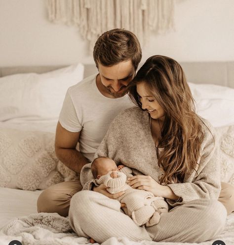 Styled Newborn Photography, Couch Newborn Photography, Newborn Photos Parents, Newborn Photo Shoot On Bed, In Bed Newborn Photos, Studio Lifestyle Newborn Session, Family Shoot Newborn, Inside Newborn Pictures, New Baby Family Photos At Home