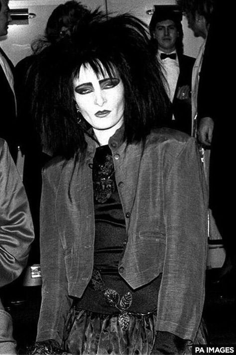 Siouxsie Sioux Cities in dust Siouxsie Sioux 80s, 80s Grunge, Siouxsie And The Banshees, 80s Goth, Siouxsie Sioux, Goth Bands, 80s Punk, Female Icons, Goth Music