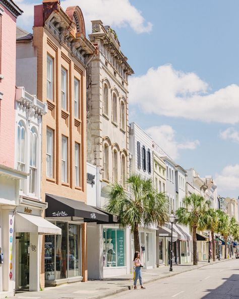 11 of Charleston's Hidden Gems - Explore Charleston Blog Charleston Trip, Southern Coastal, Charleston Vacation, Romantic Restaurants, Angel Oak, South Carolina Travel, College Of Charleston, Charleston Travel, Minecraft Inspiration