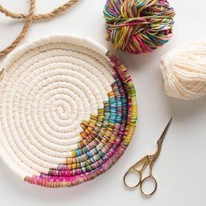 Rope Rugs How To Make A, Diy Rope Design, Rope Sewing, Art Yarn Weaving, Macrame Basket, Rope Bowls, Diy Rope Basket, Basket Weaving Diy, Coiled Fabric Basket