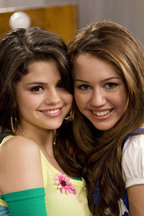 Miley Cyrus Selena Gomez, Selena Gomez Miley Cyrus, Selena Gomez Images, Hannah Montana Miley Cyrus, Selena And Taylor, Old Disney Channel, Miley Stewart, Emily Osment, Alex Russo