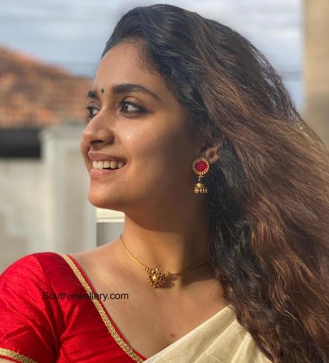 Keerthy Suresh in a simple gold choker and jhumkas Gold Simple Chain, Simple Choker Necklace, Neck Pieces Jewelry, Simple Choker, Keerthy Suresh, Gold Jewelry Outfits, Choker Necklace Designs, Black Beads Mangalsutra Design, Choker Designs