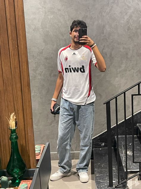 Footballer Outfit Men, Guys Streetwear Outfits Summer, White Football Jersey Outfit, Jersey Outfit Men Soccer, Soccer Jersey Fits Men, Retro Soccer Jersey Outfit Men, Soccer Style Outfits Men, How To Style Soccer Jersey, Retro Football Jersey Outfit