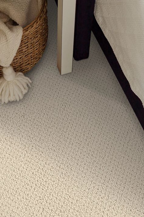 Our Shaw Floors Foundations SMART THINKING | ALABASTER is carpet flooring made to make your life easier. Click to learn more. Carpet Master Bedrooms Decor, Light Carpet Bedroom, Carpet For Dogs, Carpet Tiles Ideas, Basement Carpet, Neutral Carpet, Tiles Ideas, Shaw Carpet, Textured Carpet