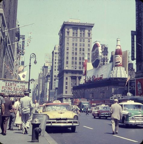 Manhattan: Times Square (1956) 1940s New York, Usa Street, Nyc History, Nyc Rooftop, New York Architecture, New York Pictures, New York Aesthetic, Days Gone, Vintage New York