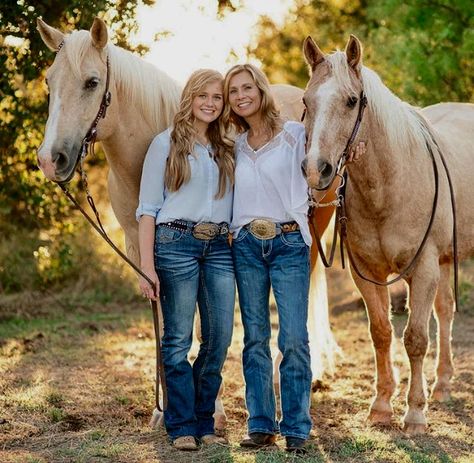 Mom And Daughter Photos, Horse Photoshoot Ideas, Equine Photography Poses, Country Best Friends, Horse Senior Pictures, Palomino Horses, Horse Photography Poses, Pictures With Horses, Mother Daughter Photos