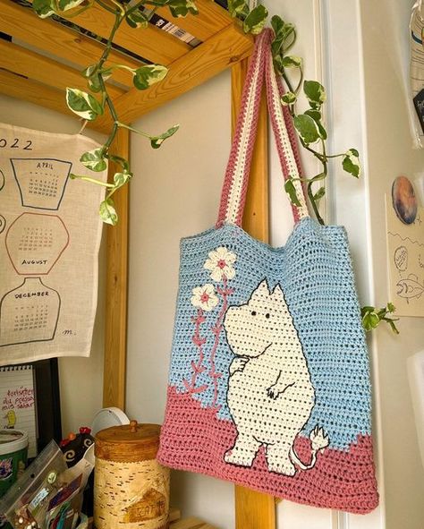 Moomin Crochet Tapestry, Moomin Crochet Pattern Free, Moomin Crochet Pattern, Moomin Diy, Crochet For Guys, Moomin Crochet, Crochet Yarn Bag, Crochet Tote Pattern, Pixel Crochet