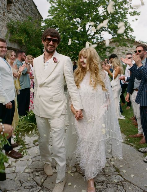 For her disco-infused wedding in the South of France, the co-founder of Rat & Boa designed her own 1970s-inspired wedding dress | Vogue France Wedding Dresses Vogue, Wedding Dresses 70s, 70s Wedding Dress, 1970s Wedding, Provence Wedding, Wedding Moodboard, Wedding Dresses Vera Wang, Vogue France, Vogue Wedding