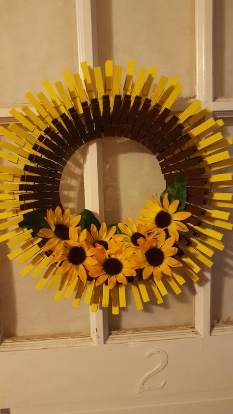 Sunflower Clothes Pin Wreath Clothespin Wreaths, Sunflower Wreath Diy, Clothespin Diy Crafts, Wooden Clothespin Crafts, Clothespin Art, Sunflower Crafts, Clothes Pin Wreath, Kraf Diy, Sunflower Wreath