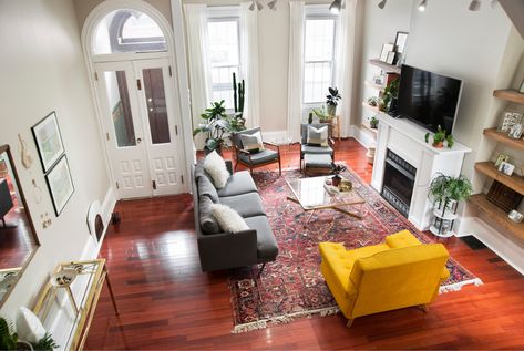 Philadelphia House Tour: An Updated 1860s Row Home | Apartment Therapy Row Home Interior Design, Row Home Interior, Reka Bentuk Ruang Tamu, Diamond House, Row House Design, Rumah Moden, Hiasan Dalaman Rumah, Reka Bentuk Dalaman, Row Home