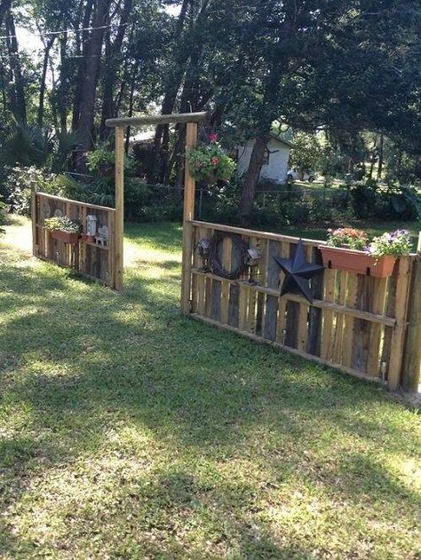 Check out these Rustic Fence Ideas that effortlessly blend natural elements with timeless elegance, adding a touch of warmth to your home. Pallet Fence Around Pool, Pallet Board Fence Diy, Pallet Farm Projects, Pallet Fence Diy Dogs, Backyard Garden Aesthetic, Rustic Fence Ideas, Pallet Picket Fence, Pallet Fence Diy, Pallet Fence Ideas