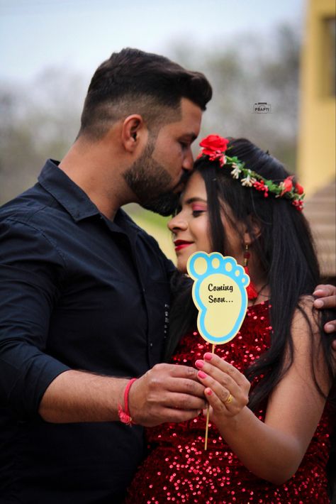 Maternity Shoot At Home Indian, Maternity Shoot Indian Photo Ideas, Maternity Shoot For Couples, Maternity Poses With Props, Maternity Photo Shoot With Props, Maternity Photo Shoot Indian, Indian Maternity Photos At Home, Outdoor Maternity Shoot Poses, Props For Maternity Shoot Ideas