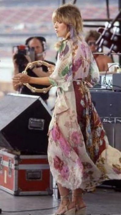 Stevie Nicks in floral dress 1970s Buckingham Nicks, Stevie Nicks Style, Jessica Day, Stevie Nicks Fleetwood Mac, Clara Oswald, Gwen Stacy, I'm With The Band, Catherine Deneuve, Mary Poppins