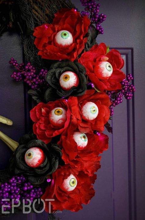 Door Garland, Creepy Crawlers, Easy Diy Halloween Decorations, Dollar Tree Halloween, Garland Ideas, Diy Halloween Wreath, Halloween Eyeballs, Adornos Halloween, Halloween Yard