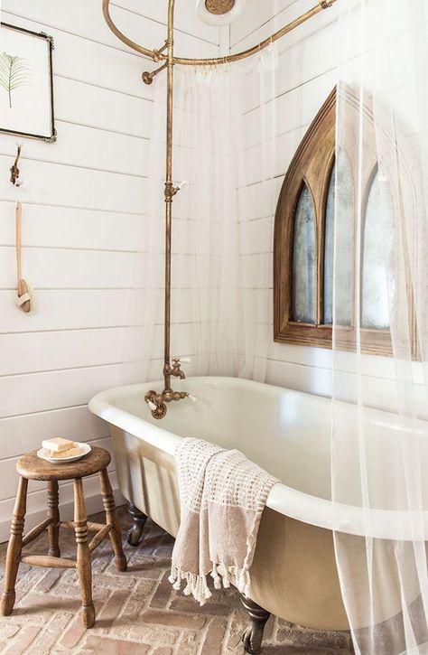 Upstairs Bathroom: Cottage House Flip Reveal | Jenna Sue Design Blog Baie Vintage, Bathroom With Clawfoot Tub, Design Interior Baie, Modern Small Bathrooms, Interior Design Per La Casa, Cottage Bathroom, Interior Vintage, Decor Ikea, Interior Minimalista