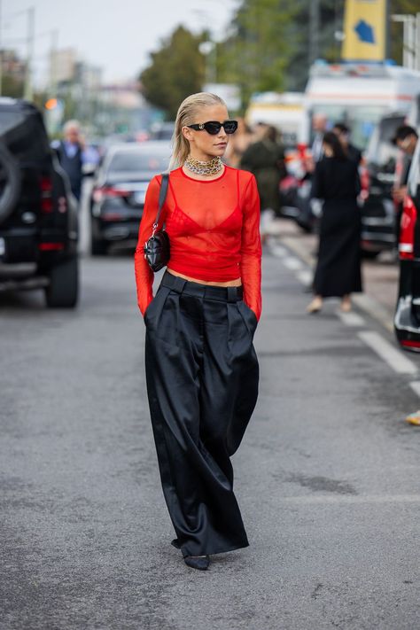 Street Style - Day 4 - Milan Fashion Week - Womenswear Spring/Summer 2024 Caroline Daur, Red Street, New York Outfits, Milan Fashion Week Street Style, Milan Street Style, Nyfw Street Style, Christmas Outfits, Color Pairing, Street Style Summer