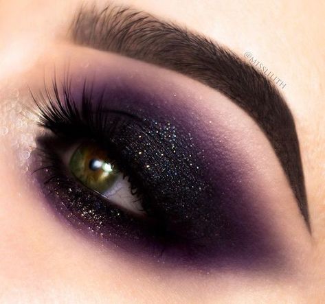 Purple Witch Makeup, Maquillaje Smokey Eyes, Maquillage Goth, Witchy Makeup, Halloween Makeup Witch, Goth Eye Makeup, Make Up Gold, Black Eye Makeup, Purple Eye Makeup