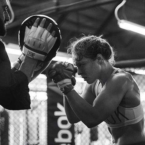 Fighter Aesthetic, Workout Poses, Sharp Aesthetic, Boxing Techniques, Female Boxers, Ufc Fighter, Boxing Girl, Ufc Fighters, Female Fighter