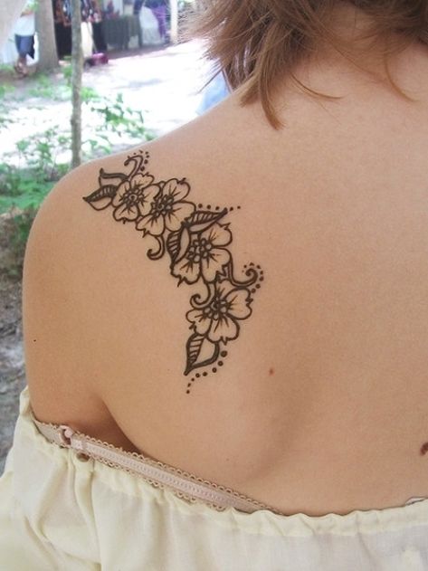 Henna Tattoo Shoulder, Shoulder Henna, Henna Practice, Girl Flower Tattoos, Back Henna, Floral Mehndi, Henna Tattoo Design, Simple Tattoos For Women, Rose Tattoo Sleeve