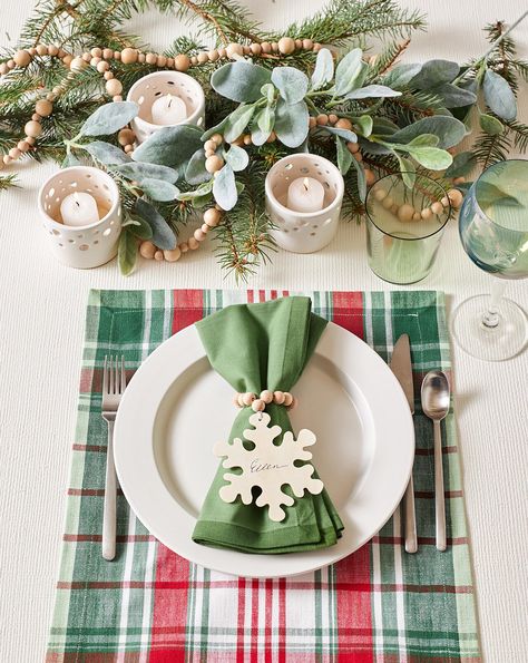 green-red-holiday-table-setting-decor-2fe5add5 Napkin Folding Ideas With Silverware, Christmas Napkin Ideas, Napkin Ideas, Napkin Folding Ideas, Christmas Napkin Folding, Christmas Luncheon, Christmas Place Settings, Folding Ideas, Christmas Tree Lots