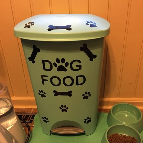 I made myself an awesome dog food container! #dogfood #container Dog Food Container Ideas, Diy Dog Food Storage, Dog Food Station, Dog Food Storage Containers, Pet Food Storage Container, Pet Food Container, Dog Storage, Dog Organization, Diy Dog Food