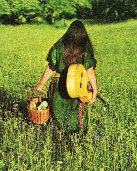 Good morning! Ahhh… Saturday! There's something about a Saturday that I just love. Wishing you all a peaceful start to your weekend, wherever you may be. Listen to music, think good thoughts, and try to put some love out there into the world. (Melanie Safka photographed by Maddie Miller, 1971.) #melaniesafka #seventies Melanie Safka, Mr Tambourine Man, Hippie Aesthetic, Age Of Aquarius, Happy Hippie, Tambourine, Tree Hugger, Music Aesthetic, Folk Music