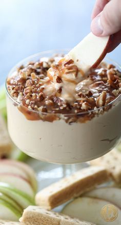 Salted Caramel Cheesecake Dip - the perfect quick and delicious fall dessert recipe idea. #salted #caramel #cheesecake #dessert #recipe #fall #autumn Caramel Cheesecake Dip, Cheesecake Caramel, Weight Watcher Desserts, Cake Dip, Party Dip Recipes, Apple Cream, Coconut Dessert, Salted Caramel Cheesecake, Caramel Dip