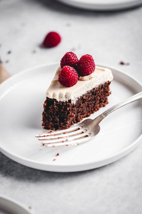 Magical Desserts, Food Moodboard, Irish Cream Frosting, Food Photography Cake, Sweets Photography, Flourless Chocolate Cake Recipe, Food Photography Dessert, Mascarpone Frosting, Gluten Free Chocolate Cake